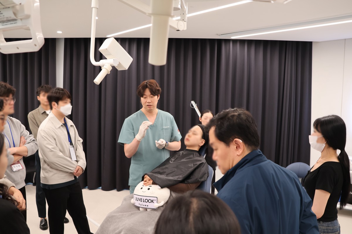 제65회 스마트 아카데미 PDLLA 이론 강연을 진행하는 피어봄의원 청담점 최우준 원장